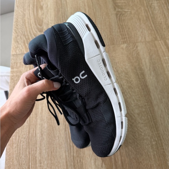 On sneakers - Picture 2 of 6